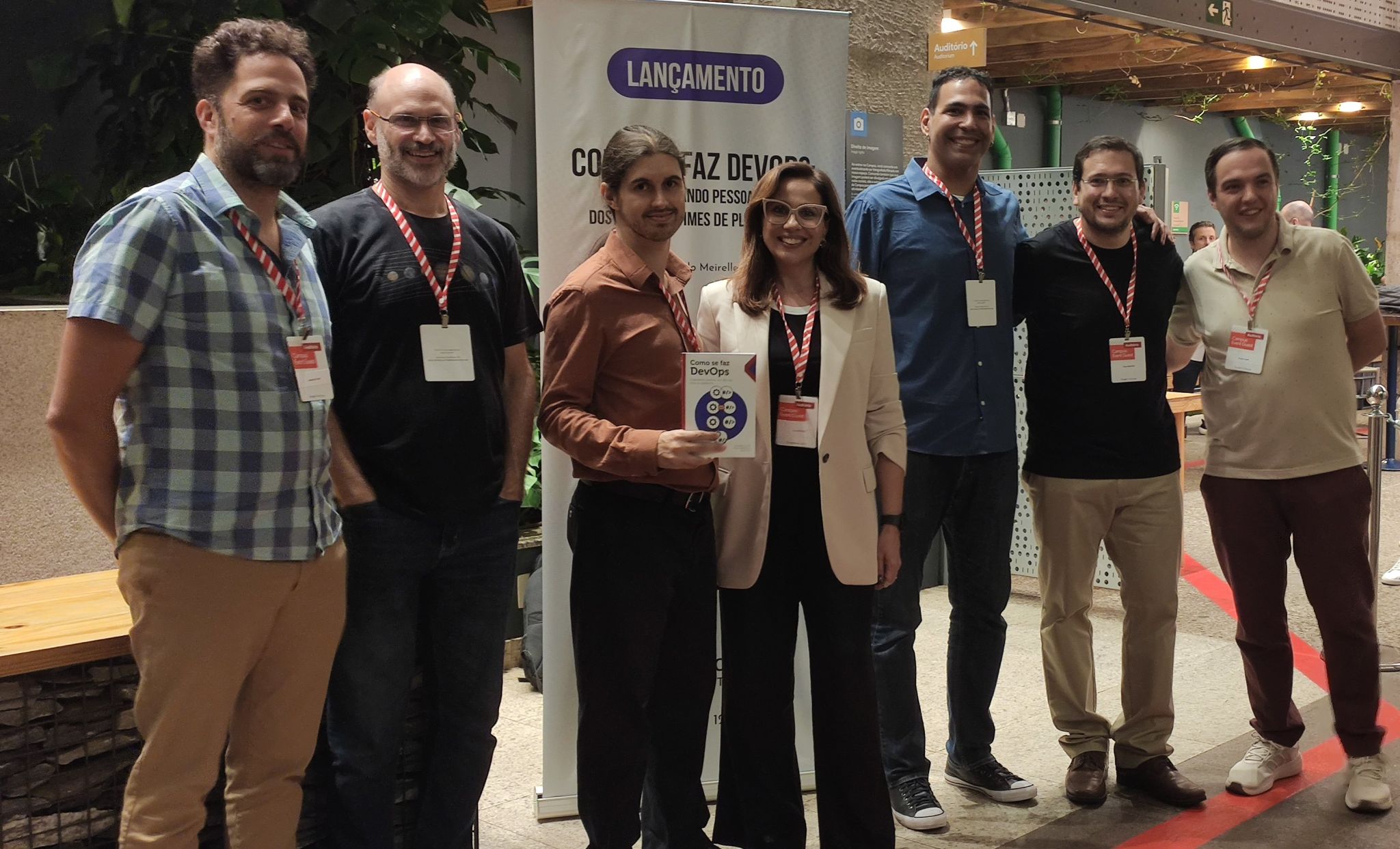 Foto com os autores do livro e com os debatedores do evento