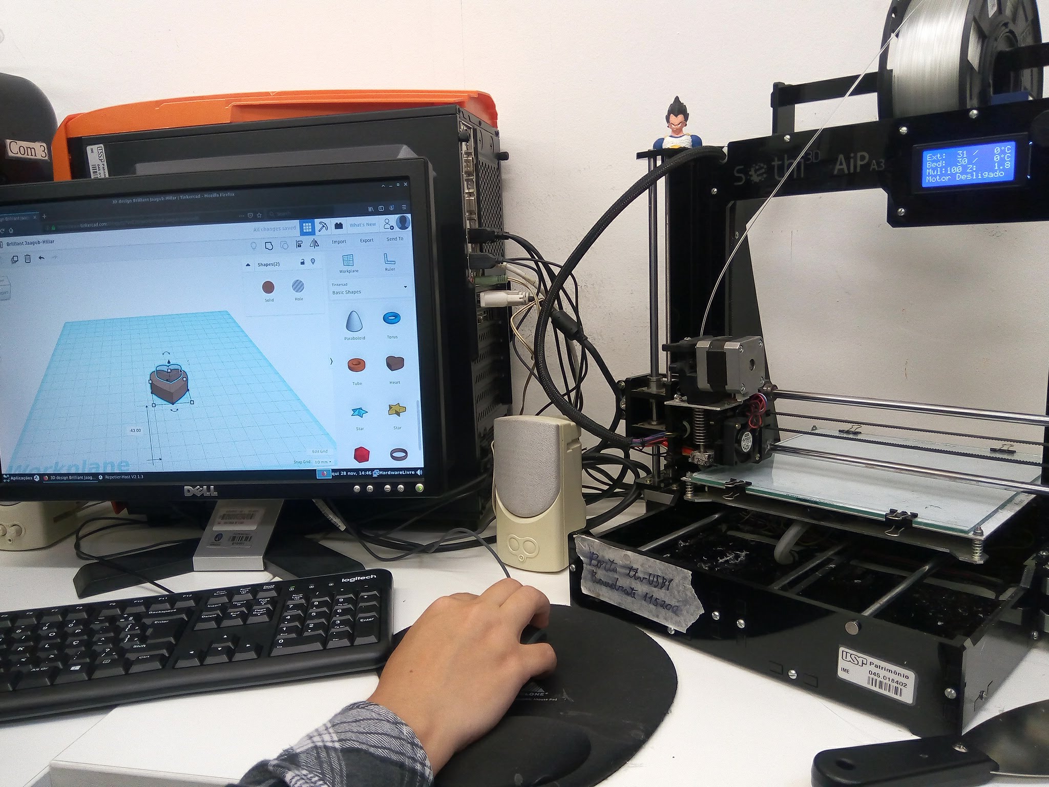 Monitor mostrando desenvolvimento de projeto para impressão 3D