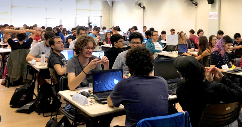Participantes ficam concentrados por horas na busca da solução proposta – Foto: Divulgação / USPCodeLab
